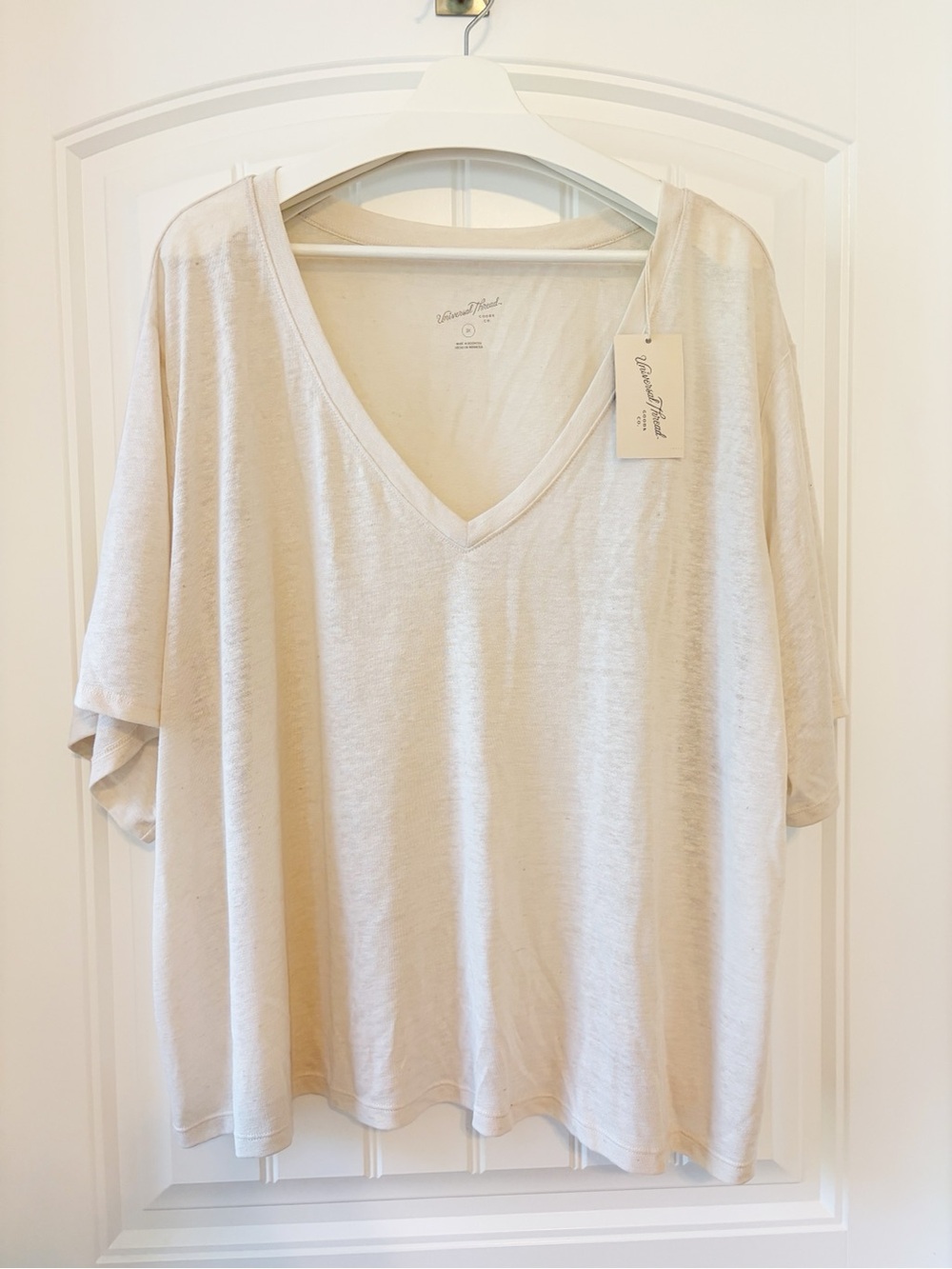 NWT Universal Thread V-Neck Short Sleeve Tee in Light Cream